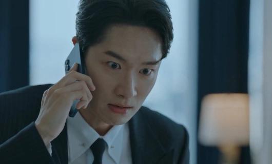 AI 보안 위협 보이스피싱 전화 받는 모습